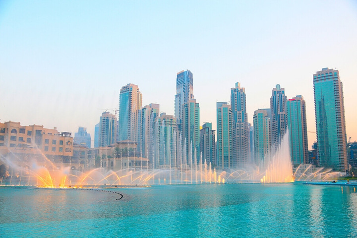 The Dubai Fountain vẫn luôn rực rỡ dù cho ban ngày hay ban đêm