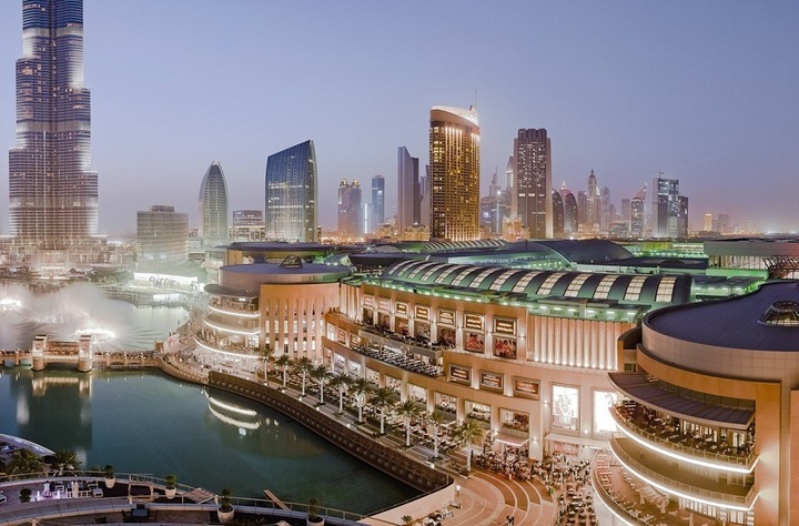 Dubai Mall nằm bên cạnh tạo điều kiện thuận lợi cho du khách tham quan mua sắm và tận hưởng nhạc nước The Dubai Fountain