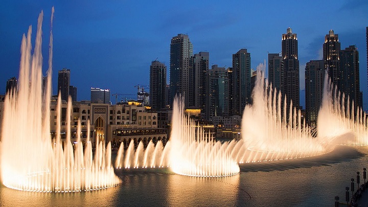 Để đến thăm Dubai Fountain, du khách sẽ được lựa chọn từ một loạt các phương tiện di chuyển đa dạng