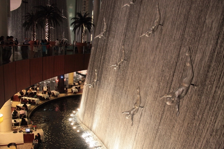 Thác nước nhân tạo độc đáo trong Dubai Mall