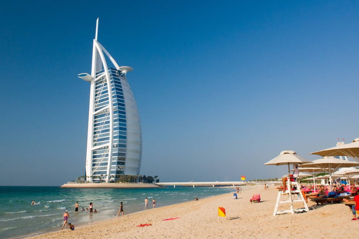 Kite Beach với khung cảnh tuyệt vời của Burj Al Arab hùng vĩ