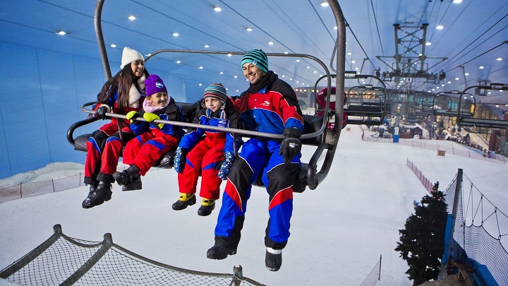 Cáp treo là phương tiện di chuyển chính để đưa du khách tour Dubai lên các khu vực trượt tuyết