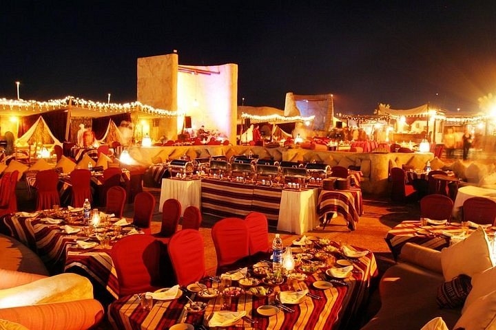Bữa tối sang trọng trong ánh đèn vàng tại sa mạc