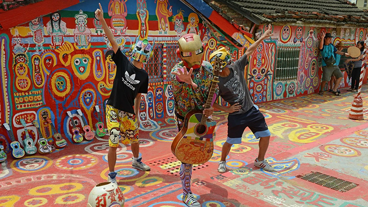 Du khách tham quan và checkin tại làng Cầu Vồng