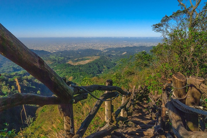 Những cây cầu gỗ tại khu thắng cảnh DaKeng