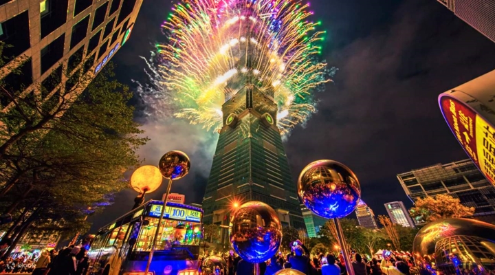 Pháo hoa rực rỡ tại tòa tháp nổi tiếng của Đài Loan