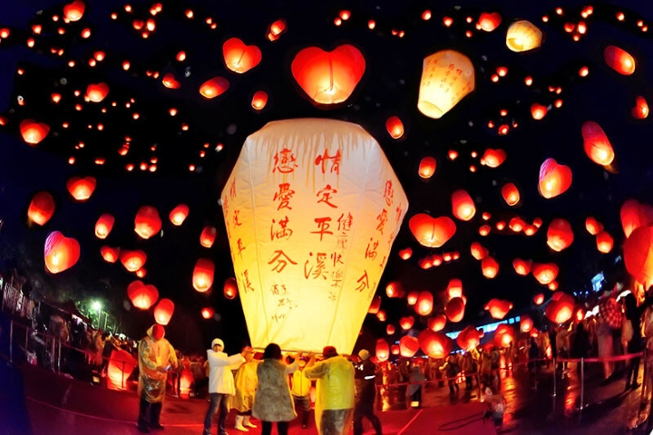 Bầu trời ngập sắc đèn lồng giữa không khí náo nhiệt tại phố cổ Shifen