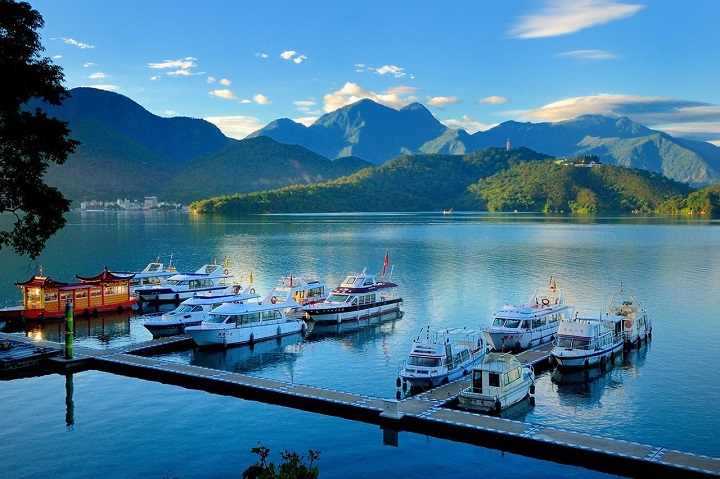 Hồ Nhật Nguyệt tọa lạc tại thị trấn Yuchi, huyện Nam Đầu, ở miền trung Đài Loan