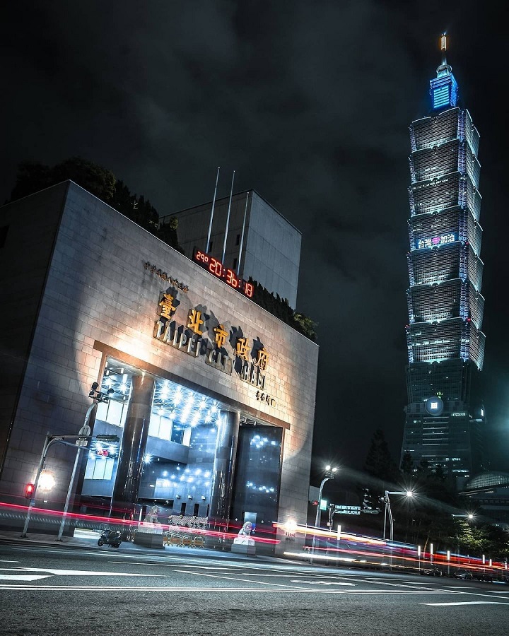 Thành phố hiện đại và lễ hội tràn ngập