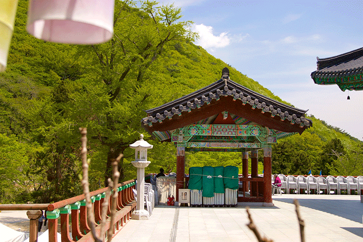 Không gian sân dưới của ngôi đền Beomeosa