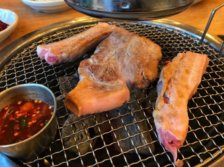 Thịt ba chỉ lợn đen Jeju nướng trên than