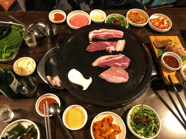 Thịt ba chỉ lợn đen Jeju được phụ vụ tại Dombedon
