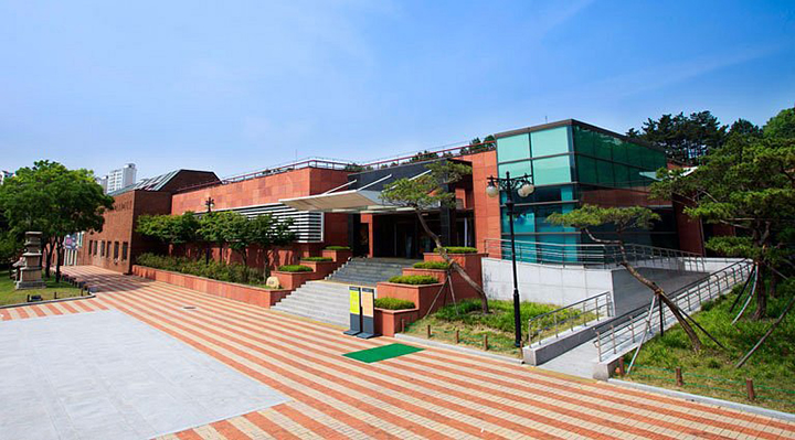 Khung cảnh bên ngoài bảo tàng