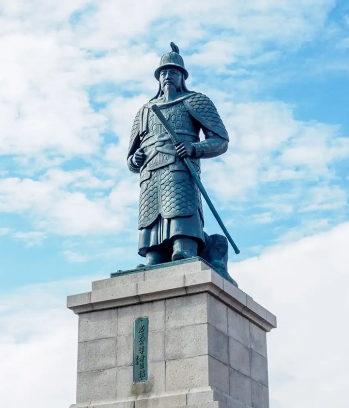 Tượng đ&agrave;i Yi Sun-sin l&agrave; một điểm đến th&uacute; vị