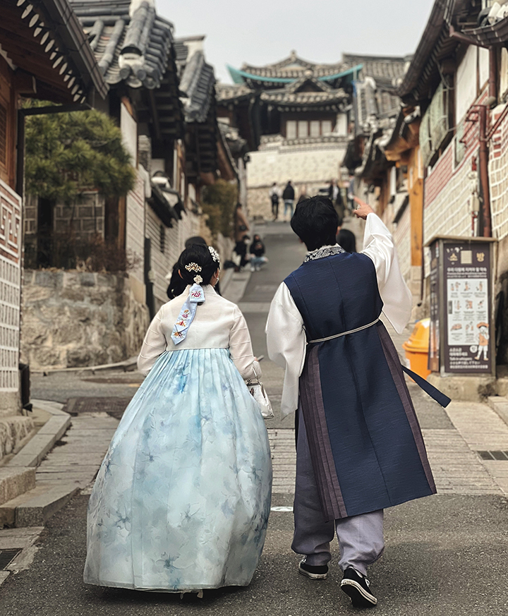 Du khách diện hanbok tại làng Hanok Bukchon