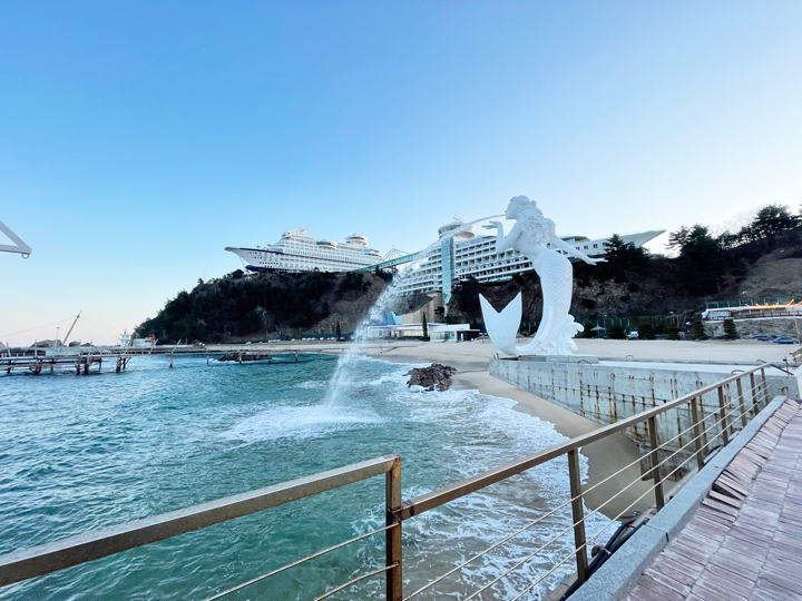 Kh&aacute;ch sạn được xem l&agrave; biểu tượng cạnh b&atilde;i biển Jeongdongjin