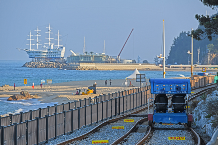 Đi xe đạp tr&ecirc;n đường sắt l&agrave; một trải nghiệm th&uacute; vị