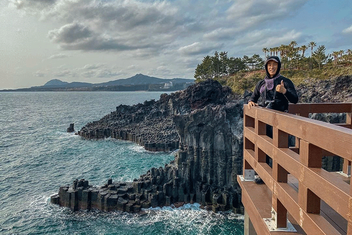 Các cột đá màu xám đen được sắp xếp gần nhau theo đường bờ biển