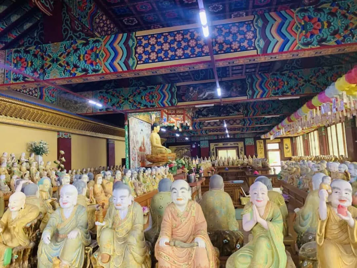 500 bức tượng các đệ tử Phật giáo