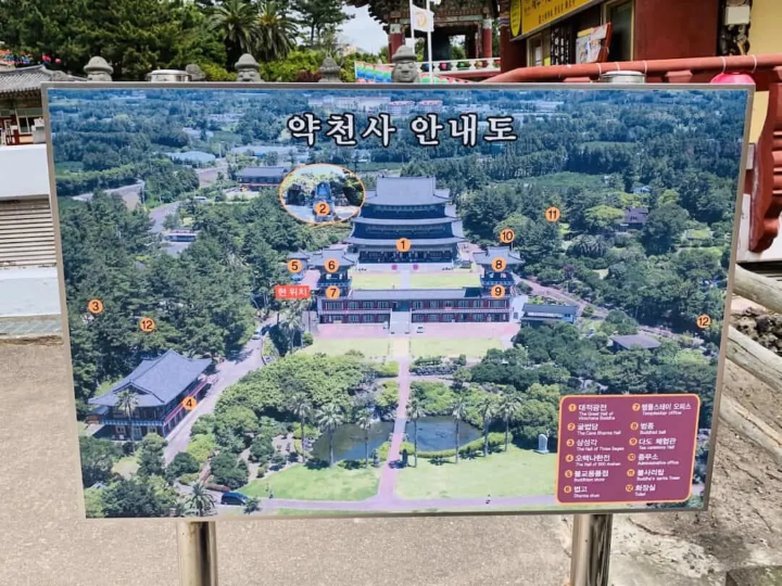 Bảng chỉ dẫn chi tiết đường đi trong chùa