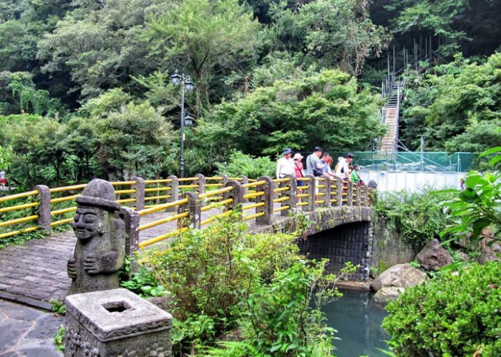 Cây cầu đá bắc qua thác nước Cheonjiyeon