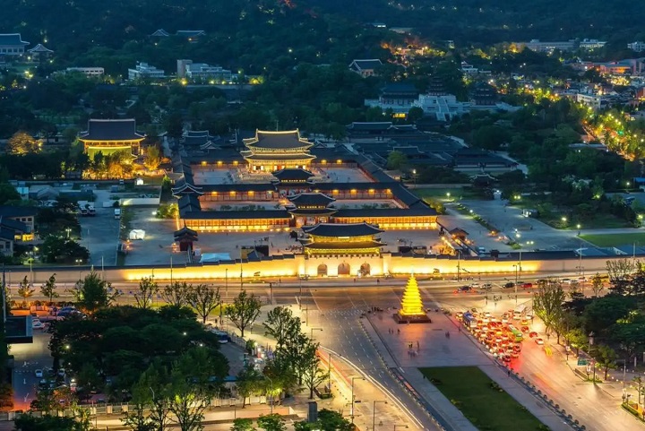 Vẻ đẹp về đ&ecirc;m của cũng điện Gyeongbokgung
