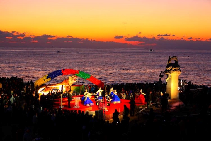 Lễ hội múa truyền thống được tổ chức ngay tại bãi biển