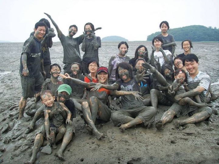 Khi du lịch tới Ganghwa, du khách sẽ được tham gia vào nhiều hoạt động thú vị tại hố bùn này
