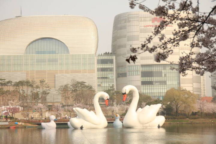 Hồ Seokchon cũng là một điểm đến lý tưởng cho gia đình
