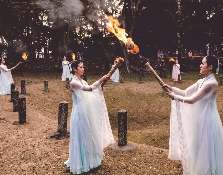 Một nghi thức truyền lửa được trình diễn ở lễ hội