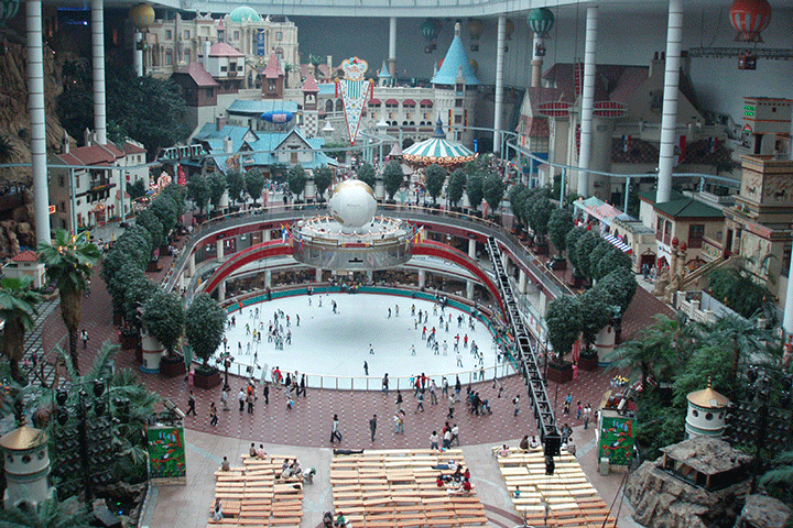 Du khách tấp nập ghé chân đến Lotte World