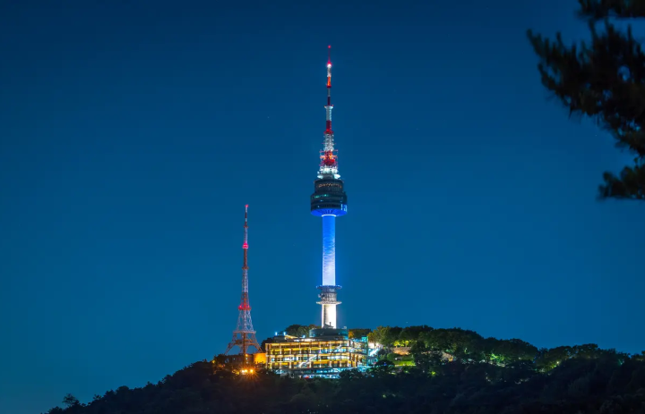 Tháp Namsan vào buổi tối