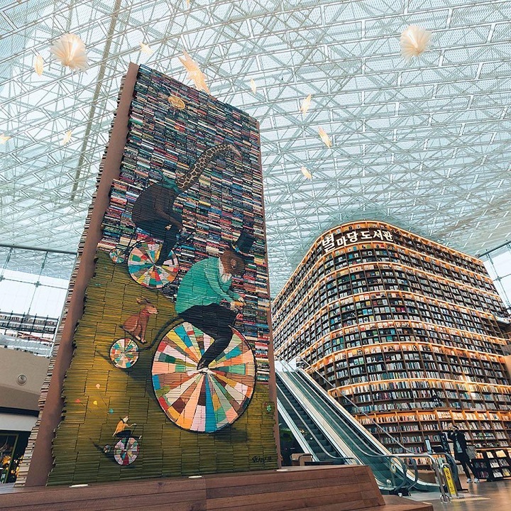 Thư viện được trang bị bàn lớn và rất nhiều ổ cắm 