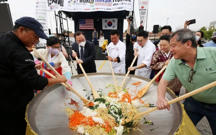 Người dân địa phương và du khách cùng nhau biểu diễn nấu ăn