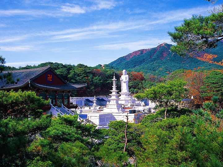  Cảnh quan y&ecirc;n b&igrave;nh tại ch&ugrave;a Yugasa