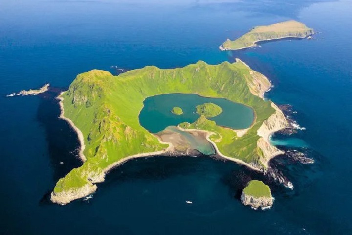 Cách Shikotan khoảng 20 km về phía tây nam, bạn sẽ khám phá chuỗi đảo Kuril nhỏ hơn