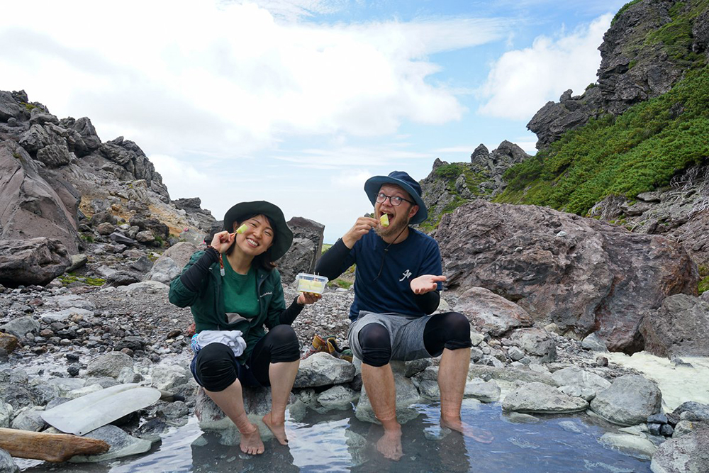 Du khách tận hưởng trong chuyến hành trình Nakadake Onsen