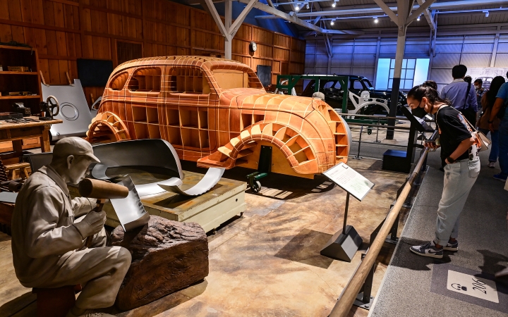Mô hình bằng gỗ để tạo khuôn giúp các công nhân gò lên những phần khung và vỏ của chiếc xe AA được sản xuất năm 1936