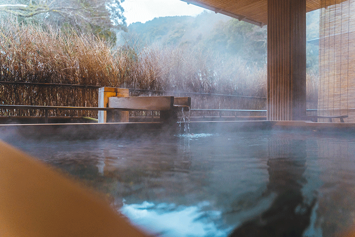 Thư giãn trong làn suối nước nóng tại Onsen