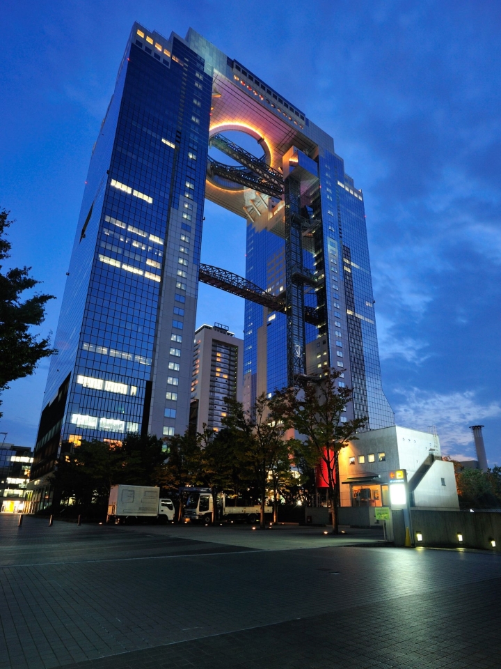 Tòa nhà Umeda Sky rực sáng về đêm