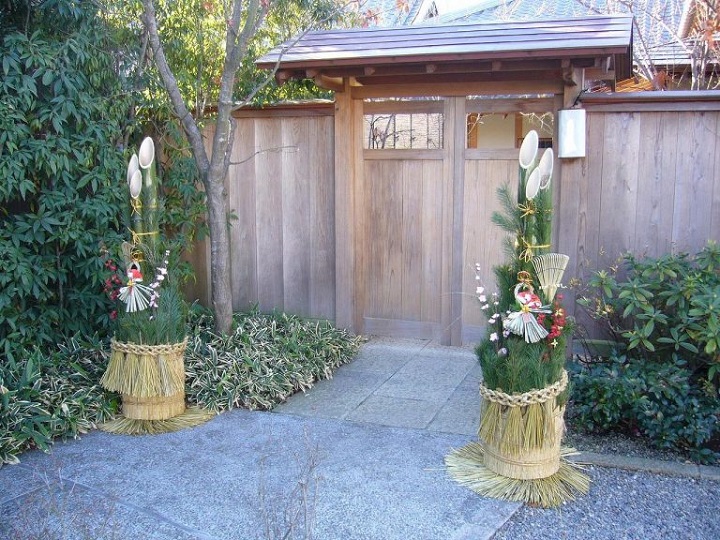 Trước cổng nhà, người Nhật Bản treo cây nêu hoặc cây Kadomatsu
