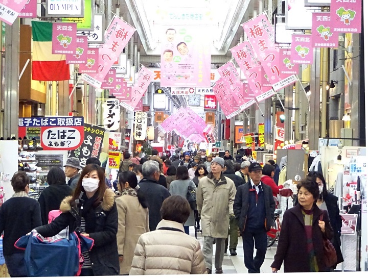 Với khoảng 600 cửa hàng nhỏ, Tenjinbashi-Suji là nơi bạn có thể trải nghiệm cuộc sống của người dân địa phương