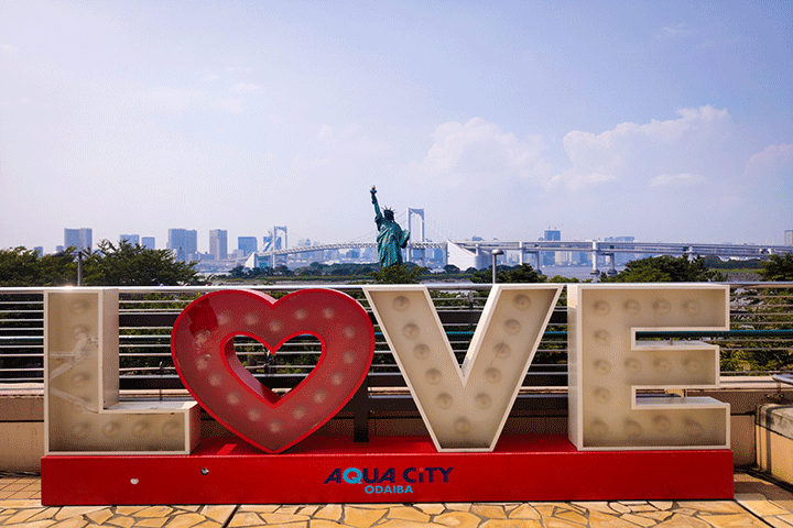 Dòng chữ “LOVE” đặt tại Aqua City để du khách check in