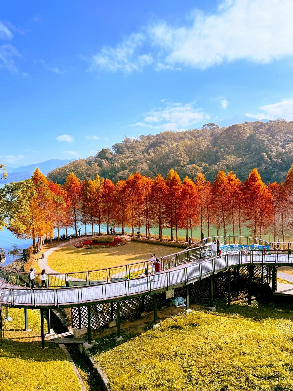 Nhật Nguyệt Đ&agrave;m v&agrave;o thu - vẻ đẹp quyến rũ của xứ Đ&agrave;i 