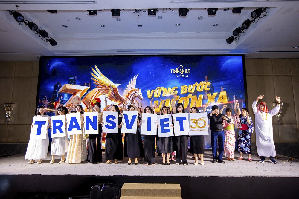 18.	Th&agrave;nh vi&ecirc;n TransViet tỏa s&aacute;ng tr&ecirc;n s&acirc;n khấu Gala với những m&agrave;n tr&igrave;nh diễn s&aacute;ng tạo v&agrave; đầy năng lượng. 