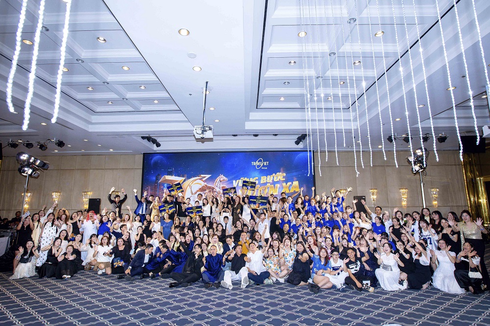 10.	Gala kỷ niệm 30 năm TransViet tại Bangkok diễn ra trong kh&ocirc;ng kh&iacute; trang trọng, rực rỡ v&agrave; đầy cảm x&uacute;c. 