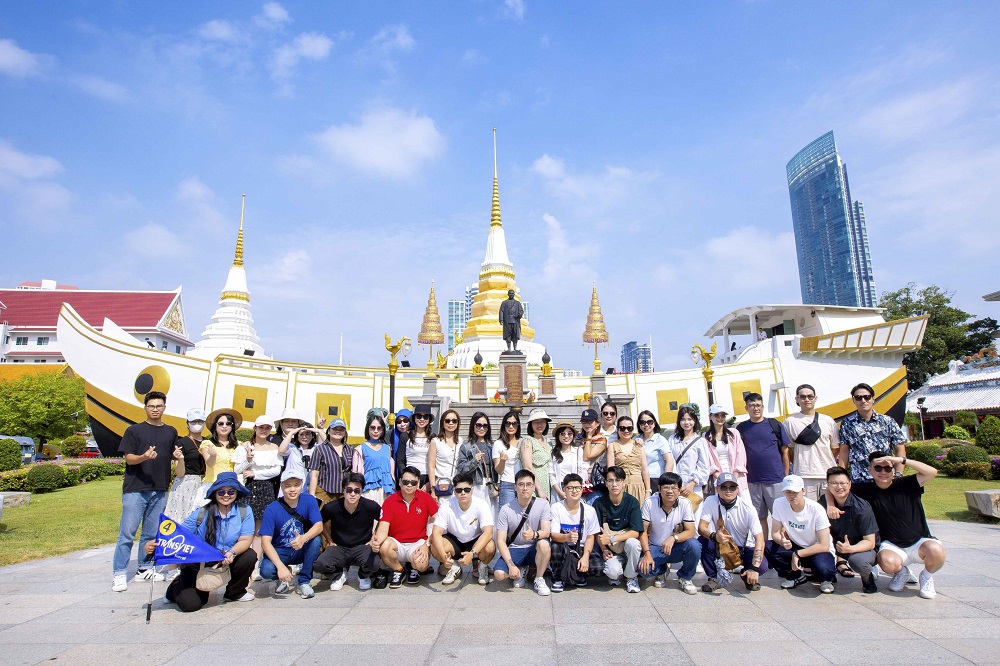 31.	We are TransViet. We are Family &ndash; tinh thần gắn kết l&agrave;m n&ecirc;n sức mạnh của đại gia đ&igrave;nh TransViet. 