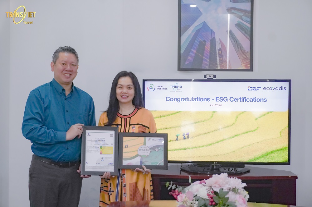 Đại diện TransViet nhận chứng nhận ESG CRIF Rating v&agrave; xếp hạng EcoVadis, ghi nhận mức độ  tu&acirc;n thủ c&aacute;c ti&ecirc;u chuẩn ESG theo th&ocirc;ng lệ quốc tế. (H&igrave;nh ảnh B&agrave; Phạm Thị Dạ Hương &ndash; Gi&aacute;m  đốc TransViet Travel v&agrave; &Ocirc;ng Nguyễn C&ocirc;ng Minh Bảo &ndash; Đồng s&aacute;ng lập & Gi&aacute;m đốc Điều h&agrave;nh  Green Transition). 