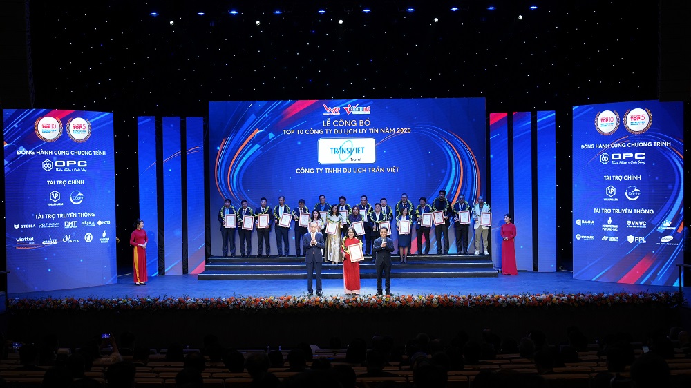 Khoảnh khắc đầy tự h&agrave;o - TransViet đ&oacute;n nhận danh hiệu Top 10 Du lịch Uy t&iacute;n 2025 tại H&agrave; Nội