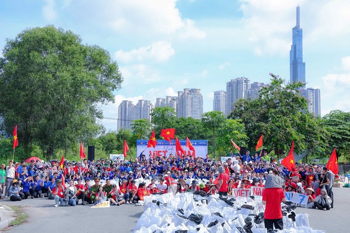 Tổng cộng hơn 8,2 tấn rác đã được làm sạch khỏi khu vực công cộng